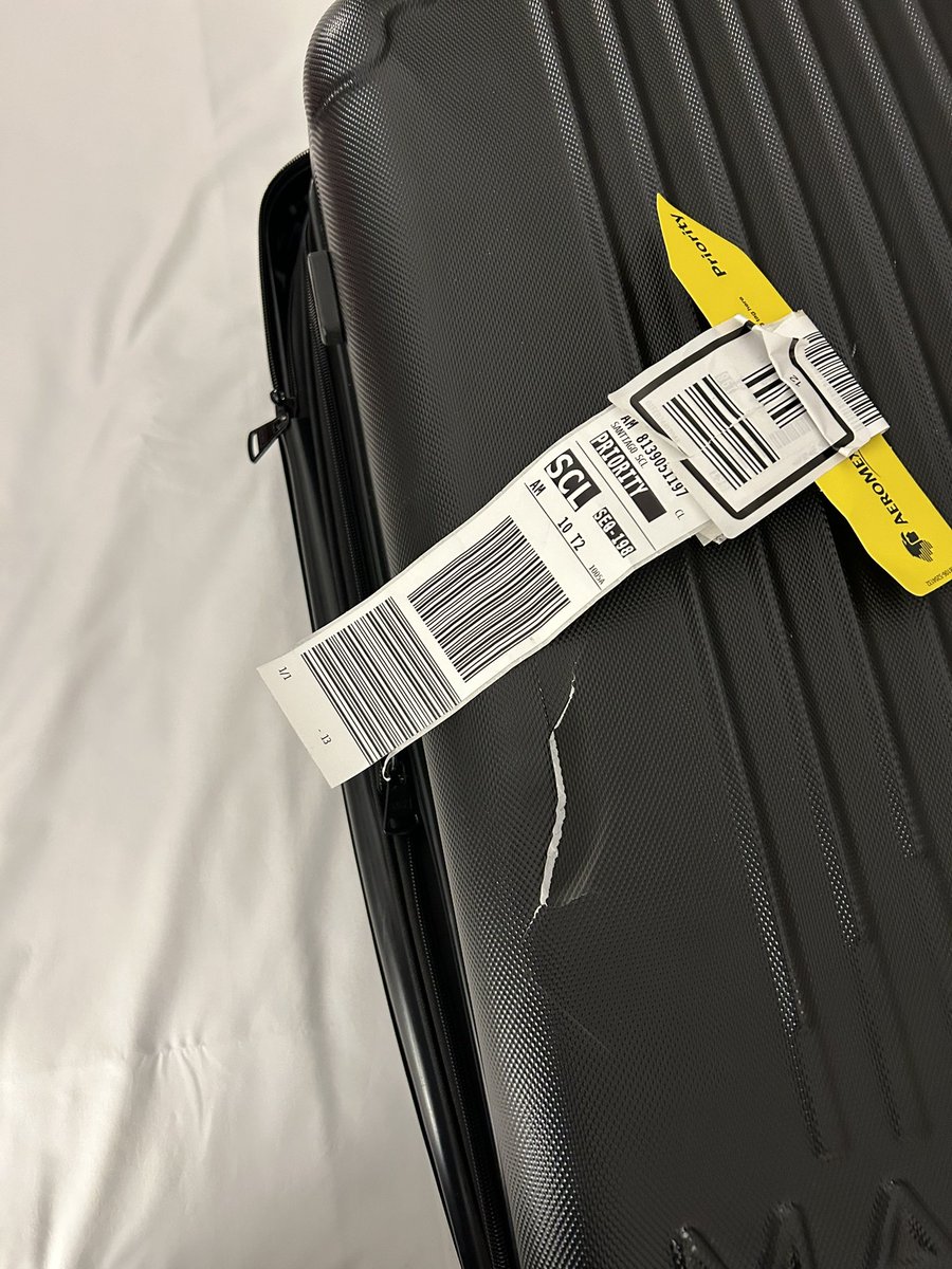 alegadelaga's tweet photo. @Aeromexico @skyteam así trata Aeromexico el equipaje de pasajeros viajando en clase premier. Así salió el equipaje de casa y así llegó a Santiago de Chile (rota). https://t.co/FNt0DdK8RY