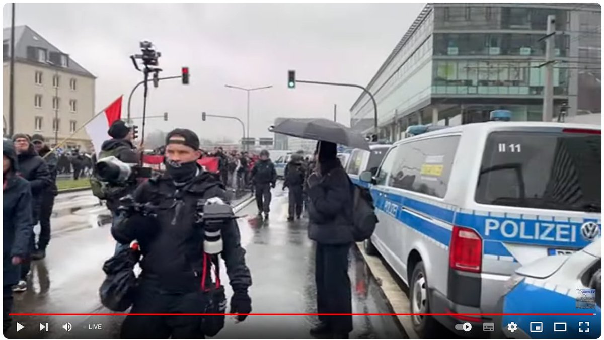BRechercheteam's tweet photo. 16// #BenjaminMoses (#Balaclava Graphics) macht jetzt einen auf Elijah Tee? Wird auch immer mehr Ausrüstung - Nächstes Jahr dann mit Gestell für die ganzen Kameras. #DD1102 #Dresden https://t.co/KxSa6WnMHT
