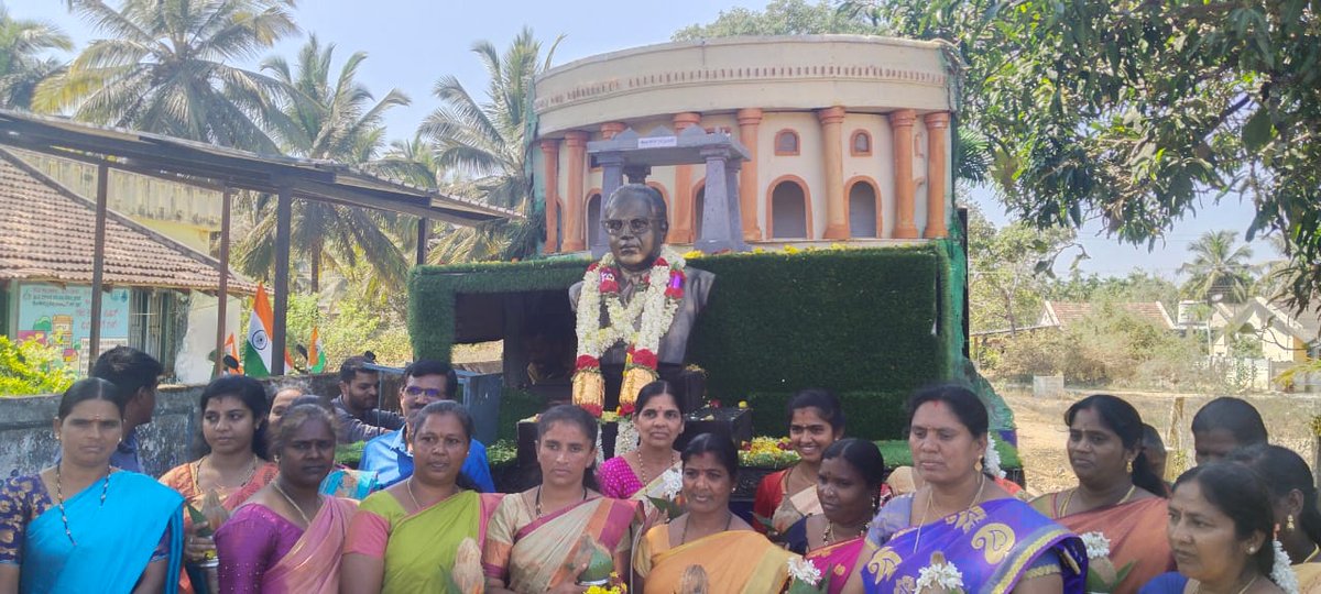 ಸಂವಿಧಾನ ಜಾಗೃತಿ ಜಾಥ ಸಿದ್ದರಹಳ್ಳಿ ಗ್ರಾಮ ಪಂಚಾಯತ್ ಗ್ರಾಮಸ್ಥರು,  ಹಾಗೂ ಸಾರ್ವಜನಿಕ ರಿಂದ ಅದ್ದೂರಿಯಾಗಿ ಸ್ವಾಗತಿಸಿದರು.
#ourconstitutionat75
#ಸಂವಿಧಾನ_ಜಾಗೃತಿ_ಜಾಥಾ
#constitutionawarenesskarnataka #constitutionconventionkarnataka2024#hcmahadevappa #captain_mani72