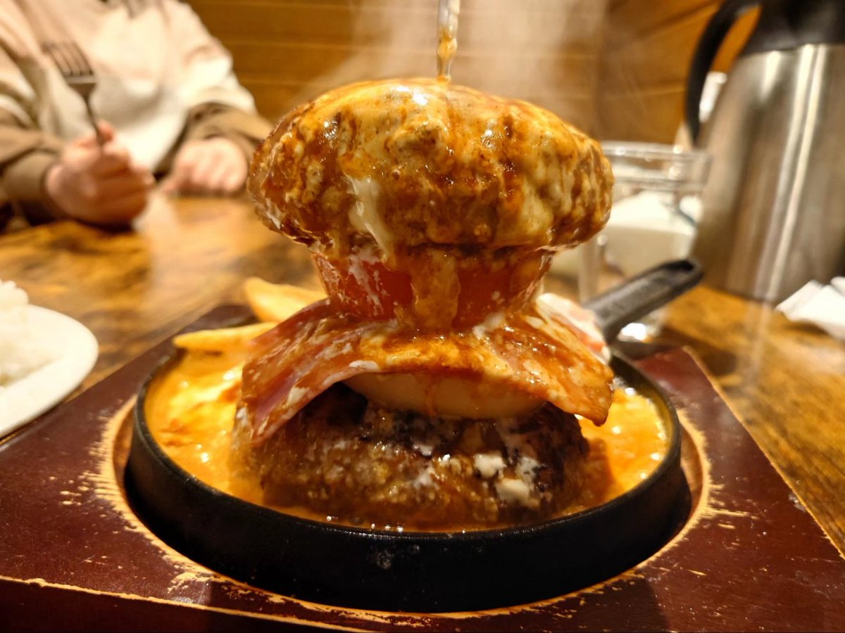 bombay_kahowaka's tweet photo. 今日の夕飯は郡山市 #KitchenEat(#キッチンイート)

夜限定 #欲望の塊

#欲望の塊 はハンバーグ、トマト、ベーコン、玉ねぎ、ハンバーグ、そしてたっぷりかかったチーズにフライドポテト
食いしん坊の欲望を満たす、その名のとおり「欲望の塊」でした(￣∇￣)

今日も美味しくいただきました(^-^*) https://t.co/T8dailRdRh