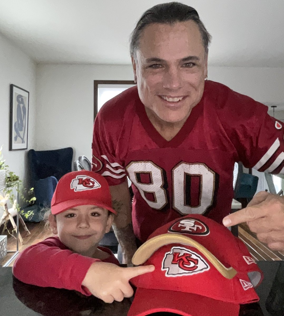 Prediction today is my San Francisco 49ers over the Chiefs. Happy SuperBowl Sunday! 🏈 #SuperBowlLVIII 

Ma prediction pour le #SuperBowlLVIII c’est que mes 49ers de San Francisco vont avoir le dessus sur les Chiefs. Bon Superbowl! 🏈
