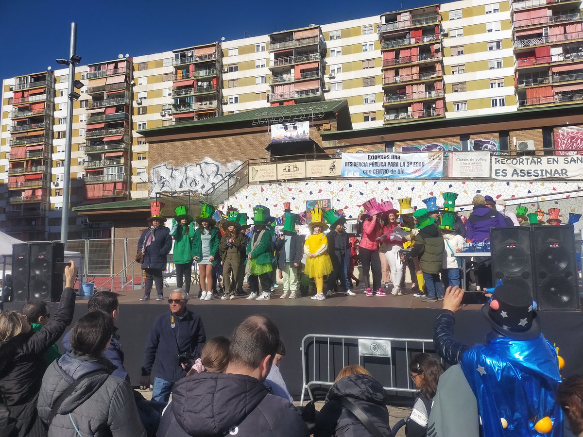 coquegarcia's tweet photo. Avui la plaça de la Baldosa a reventar, amb totes les comparses i veïns i veïnes disfressades per gaudir del Carnestoltes del barri de #Bellvitge

Enhorabona a la Comissió de Festes, a les entitats i a totes les AFAs que hi participen i el fan possible 🎉 https://t.co/3vXdvDgsFJ