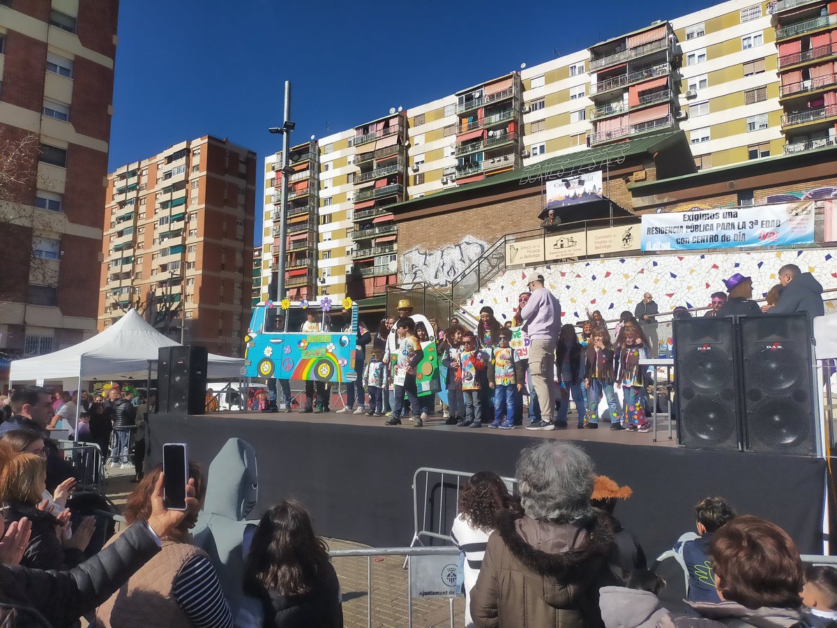 coquegarcia's tweet photo. Avui la plaça de la Baldosa a reventar, amb totes les comparses i veïns i veïnes disfressades per gaudir del Carnestoltes del barri de #Bellvitge

Enhorabona a la Comissió de Festes, a les entitats i a totes les AFAs que hi participen i el fan possible 🎉 https://t.co/3vXdvDgsFJ