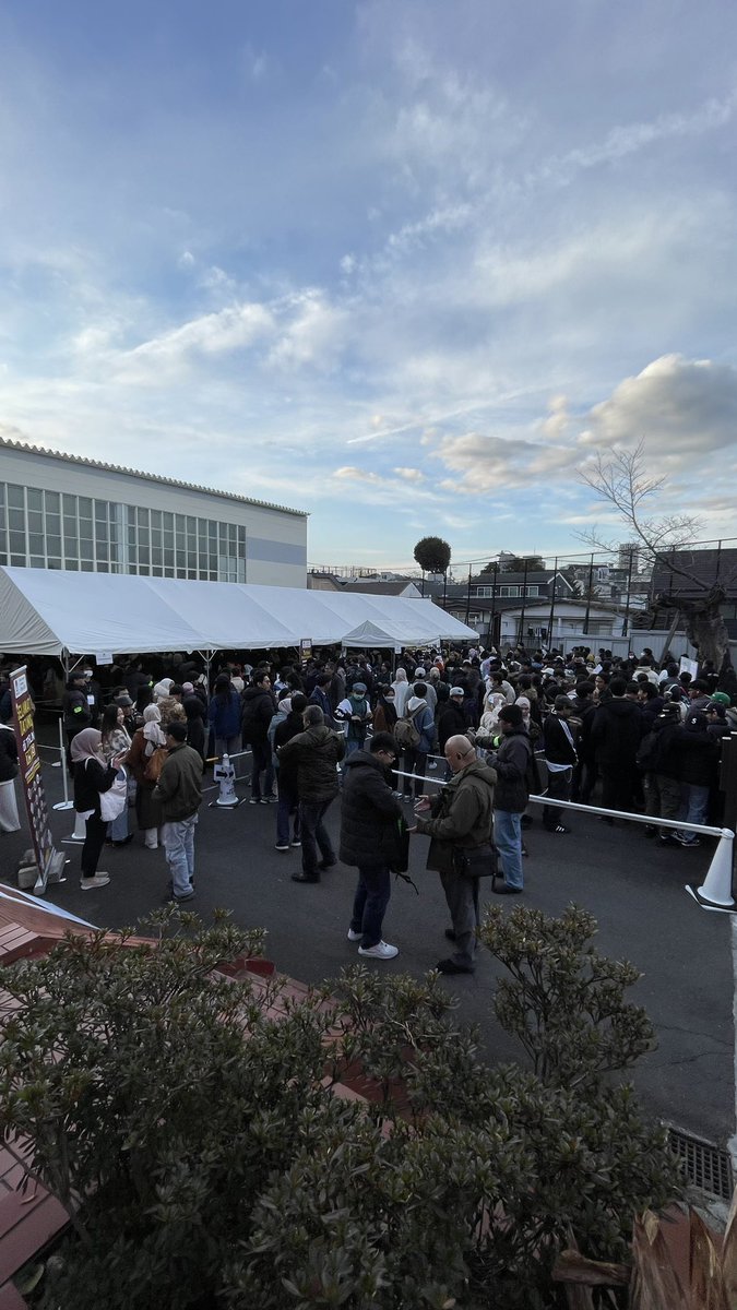 Antriannya gila 2,5 jam 😭😭