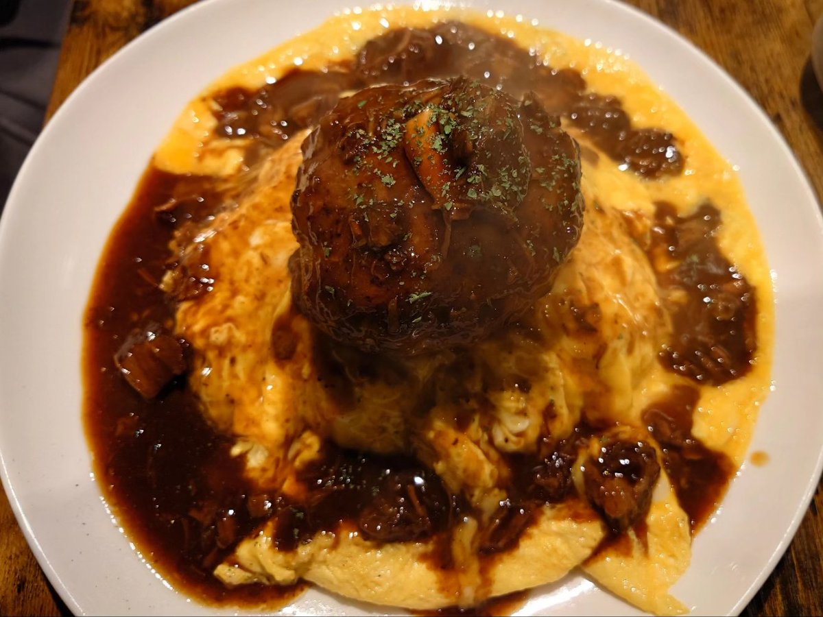 bombay_kahowaka's tweet photo. 嫁さまは
#極オムライス

こちらも大きなお皿でボリューミーでしたが嫁さまも「うまっ」と絶賛して平らげました(*´∀｀*)

#KitchenEat
#キッチンイート https://t.co/9tMyyMNsEe