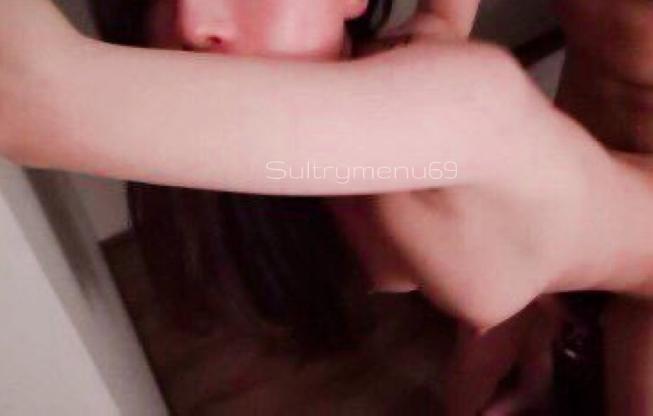 It’s been awhile. 
One from the gallery 
before going back 
to be good little girl again 😏