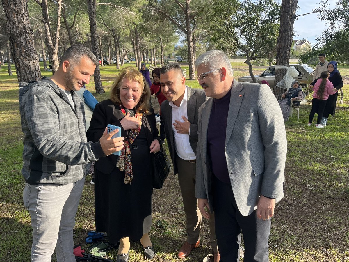 HOrhantekin07's tweet photo. Bugün pazar, güzel bir gün. Mavikent Yalı Ormanında, güzel havayı fırsat bilerek piknik yapan vatandaşlarımızı, Ak Parti ilçe başkanımız Erol Uysal ile ziyaret ederek, sofralarına misafir olduk. 

Vatandaşlarımızın taleplerini dinledik, Kumluca’yı hep birlikte yeniden inşa edeceğiz.

#DurmadanYorulmadan
#KumlucaİçinHazırızKararlıyız
#TürkiyeYüzyılıŞehirleriİçin
#GerçekBelediyecilik
