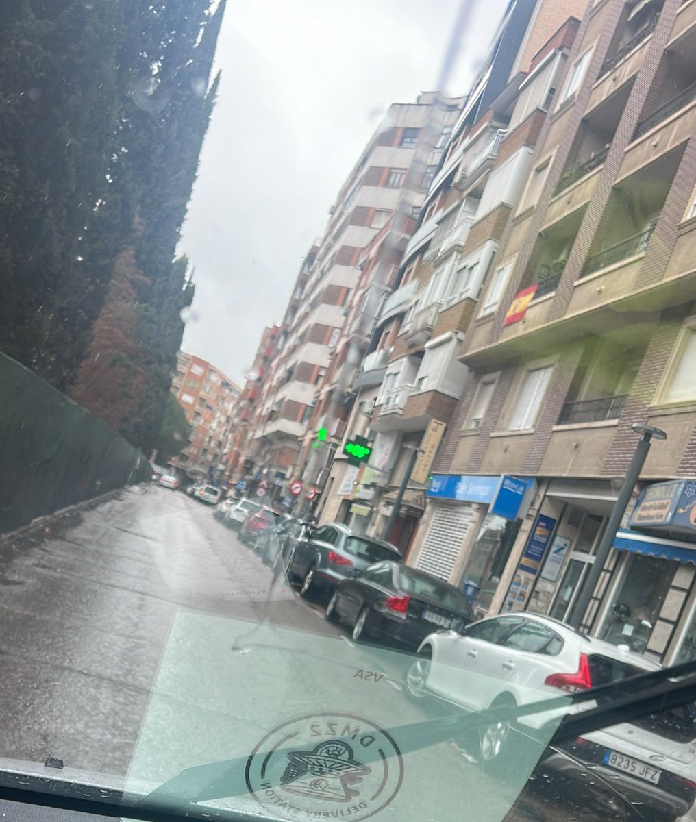 La <a href="/PuertoLocal092/">Policía Puertollano</a> te multa si aparcas en el Paseo de #Puertollano unos minutos mientras desarrollas tu actividad laboral ... Pero  cuando aparcan para ocio y placer en todo el perímetro... Ni un papelito en los  parabrisas oiga... que curioso 🤔 muy justo sí... Gracias por todo.
