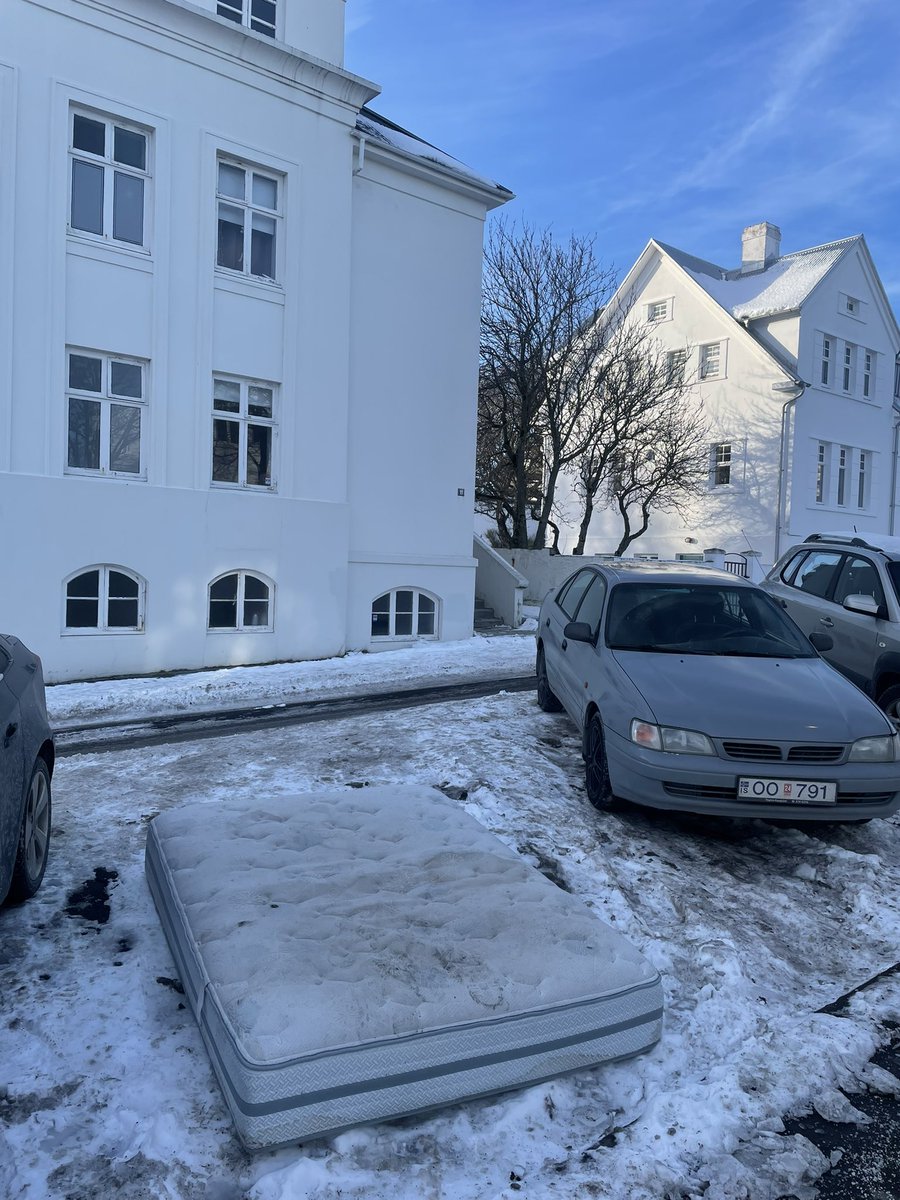 Nýstárleg aðferð við að tryggja bílnum stæði í miðbænum