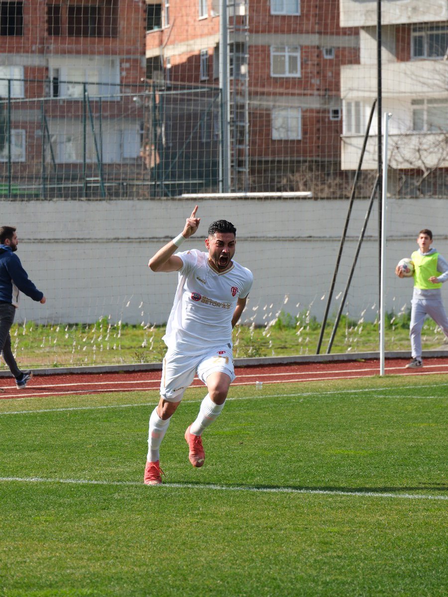 recepyakar028's tweet photo. Alkışlar 1926 Bulancakspor’umuza ❤️🤍

Bugün 90 dakika boyunca müthiş mücadele gösteren 1926 Bulancakspor’umuzu Arsinspor maçında aldığı 1-0’lik galibiyetten dolayı yürekten tebrik ediyorum.

Sonuna kadar hep birlikte...👏 https://t.co/g4SCyrWPJc