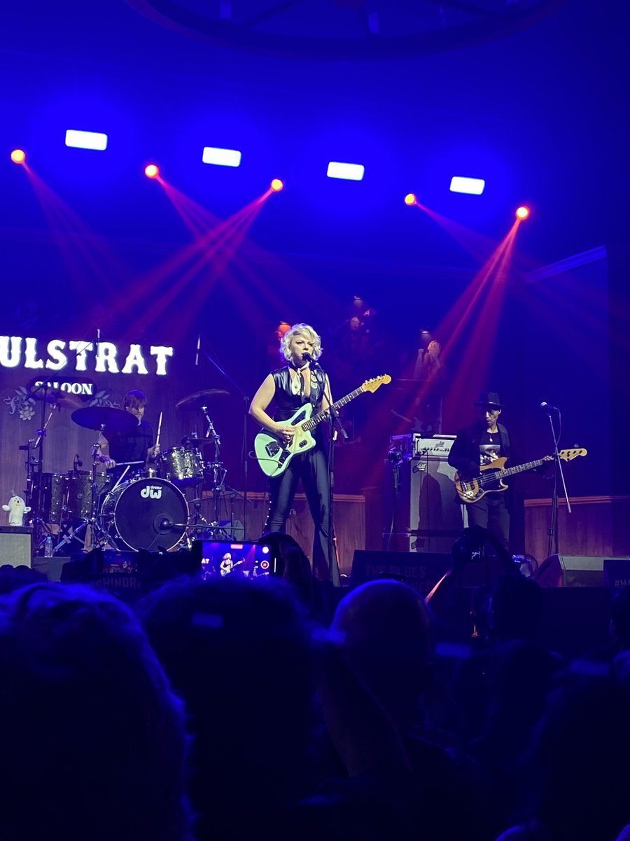 .@Samantha_Fish sets day 2 alight with her incredible solos and amazing energy at the #MahindraBluesFestival She’s got the whole crowd on their feet, clapping along to her amazing grooves! #RiseForCulture #MahindraBlues