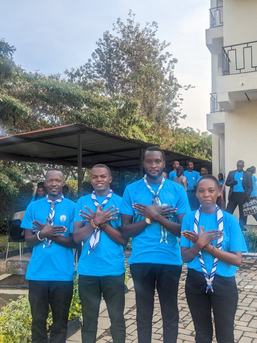 RwandaScouts's tweet photo. Ariko ubundi Abaskuti ni bantu ki? Bakora iki? Ni iki bamariye umuryango nyarwanda? 

Abantu benshi bakunda kutubona mu myambaro yacu y'abaskuti bakibaza ngo ariko harya uretse morale na animasiyo bahorana, ni bantu ki? Bakora iki? Turaje tubibanyuriremo muri make. 

Umuryango w'Abaskuti ukorera ku isi mu bihugu 174 bakaba bageze kuri miliyoni hafi 50 no mu #Rwanda, aho watangjye mu 1968. 

Ni umuryango ugamije gufasha abana n'urubyiruko guteza imbere impano zabo, haba mu by'imbaraga z'umubiri, ubwenge, amarangamutima, imibanire n'abandi ndetse n'ukwemera. 

Ibi bikabafasha kuzavamo abagabo n'abagore bahamye bigirira akamaro, bakakagirira imiryango yabo, aho batuye ibihugu byabo ndetse n'isi muri rusange.  

Ibi kandi ubikora binyuze mu Buryo bw'Ubuskuti bwihariye bugizwe n'ibice byunganirana byose.

1. Kubahiriza isezerano n'itegeko. 
     ry'abaskuti
2. Kwigira mu bikorwa
3. Gukorera mu matsinda mato
4.  Kuzamuka mu ntera
5. Kwigira mu bimenyetso  
      n'ishushanyanyigisho
6. Gukorera hanze mu bidukikije
7. Kwigira mu bufatanye bw'urera 
      n'urerwa
8. Gukorana n'abandi baturage,       
      aho dutuye. 

Ku itariki ya 17/02/2024 tuzatangira Icyumweru cy'Ubuskuti aho tugira ibikorwa binyuranye byongera gushimangira abo turi bo ndetse n'ibikorwa dukora kugira ngo tugire isi nziza kurusha uko twayisanze. 

Niba wifuza kujya umenya amakuru arambuye kanda follow kuri @RwandaScouts tugumane. 

#ScoukWeek2024 #UbuskutiImbereHeza