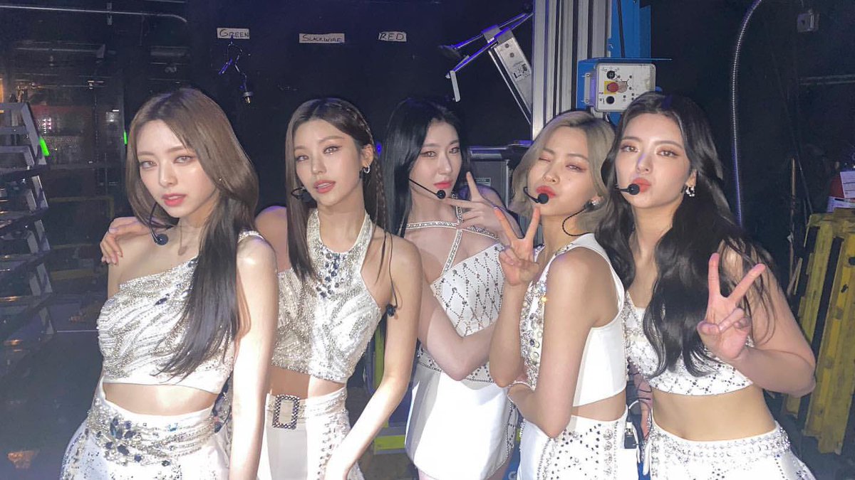onlyforRyujin's tweet photo. To my only singers, my happiness, my home ITZY. Thank you for debuting together and for always making us happy and feel loved. I will always be proud to be a MIDZY and support you all my life❤️

 5 YEARS SHINING WITH ITZY
#ITZY_5th_Anniversary
#별처럼_밝게_빛나는_있지의_5주년 https://t.co/UU9rjb9WMD
