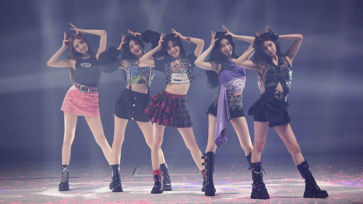 To my only singers, my happiness, my home ITZY. Thank you for debuting together and for always making us happy and feel loved. I will always be proud to be a MIDZY and support you all my life❤️

 5 YEARS SHINING WITH ITZY
#ITZY_5th_Anniversary
#별처럼_밝게_빛나는_있지의_5주년