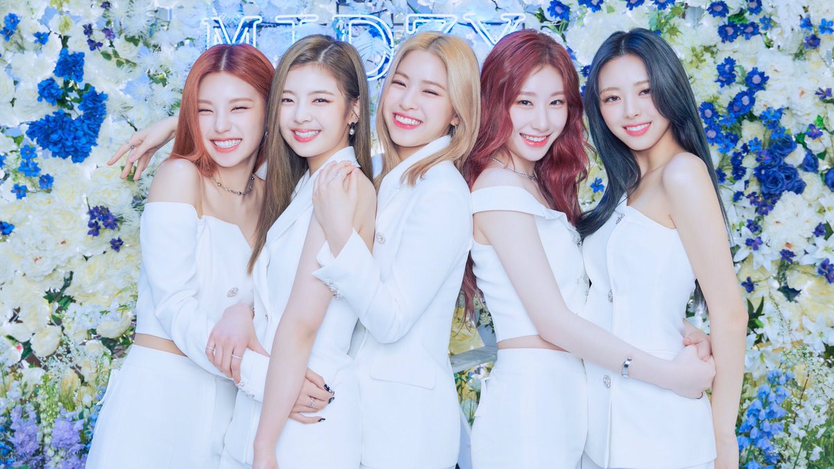 onlyforRyujin's tweet photo. To my only singers, my happiness, my home ITZY. Thank you for debuting together and for always making us happy and feel loved. I will always be proud to be a MIDZY and support you all my life❤️

 5 YEARS SHINING WITH ITZY
#ITZY_5th_Anniversary
#별처럼_밝게_빛나는_있지의_5주년 https://t.co/UU9rjb9WMD