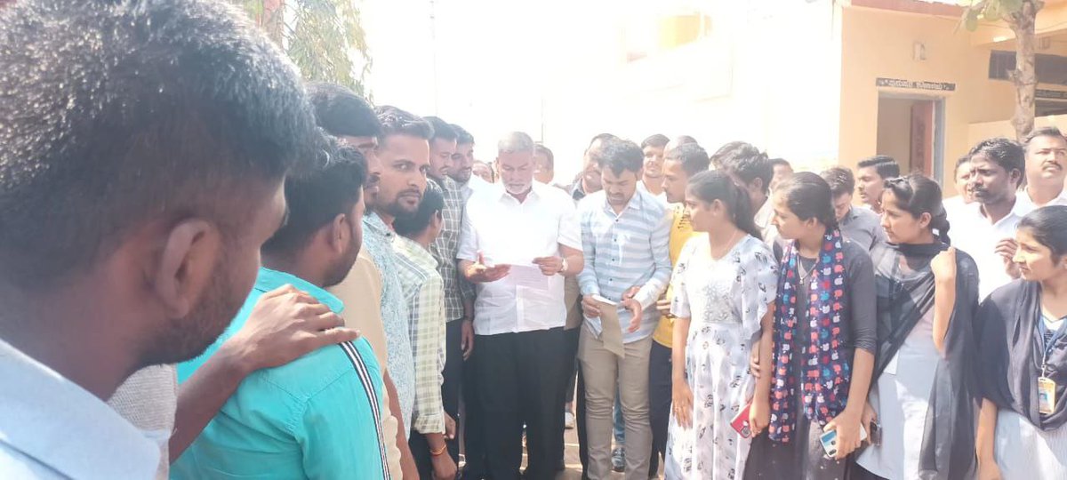 AKSSAofficial's tweet photo. Kpsc ಎಲ್ಲಿ ನಡೆಯುತ್ತಿರುವ ಭ್ರಷ್ಟಾಚಾರ ಹಾಗೂ ಅಧ್ಯಕ್ಷರಾಗಿರುವ ಶಿವಶಂಕರಪ್ಪ ಎಸ್ ಸಾಹುಕಾರ್ ಅವರ ನಿರಂಕುಶ ಧೋರಣೆ  ಖಂಡಿಸಿ ಅಧ್ಯಕ್ಷರನ್ನು ಉಚ್ಚಾಟನೆಗೊಳಿಸಿ ದಕ್ಷ ಅಧಿಕಾರಿಯಾಗಿರುವ @KSLathaKumari1  ಅವರನ್ನು ವರ್ಗಾವಣೆಗೊಳಿಸಬಾರದು ಎಂದುAKSSA ವಿದ್ಯಾರ್ಥಿಗಳು ಅರಭಾಂವಿ ಶಾಸಕರಾರ ಶ್ರೀ ಬಾಲಚಂದ್ರ ಜಾರಕಿಹೊಳಿ ಅವರಿಗೆ ಮನವಿ ಮಾಡಿದರು https://t.co/jYXPrKkelT