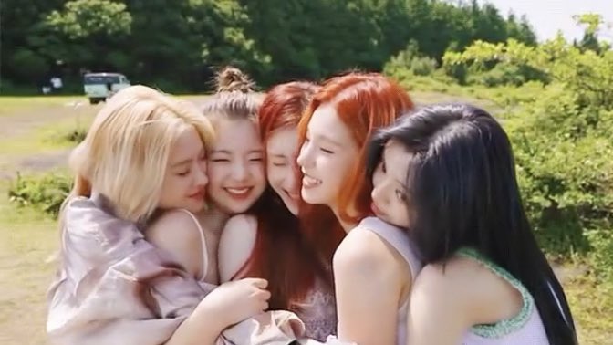 HAPPY 5 YEARS TO THE GROUP I LOVE MOST, #ITZY 🤍✨

5 YEARS SHINING WITH ITZY
#ITZY_5th_Anniversary
#별처럼_밝게_빛나는_있지의_5주년
<a href="/ITZYofficial/">ITZY</a>