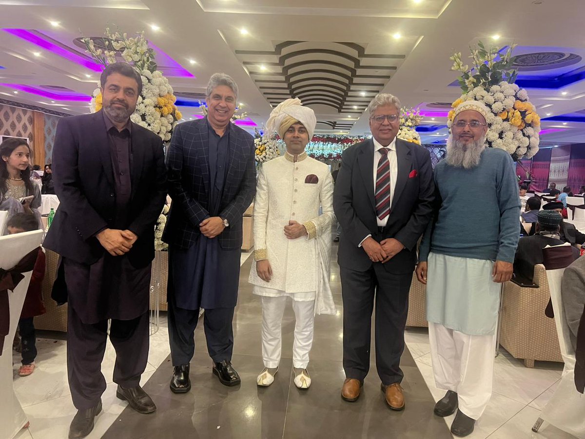 MunirulHaq2's tweet photo. At the wedding of Ahsan, Son of renowned sports Journalist Abdul Majid Bhatti.Usman sb., Sami ul hasan and Joji is also in the pic. https://t.co/k7KoUZKBWJ