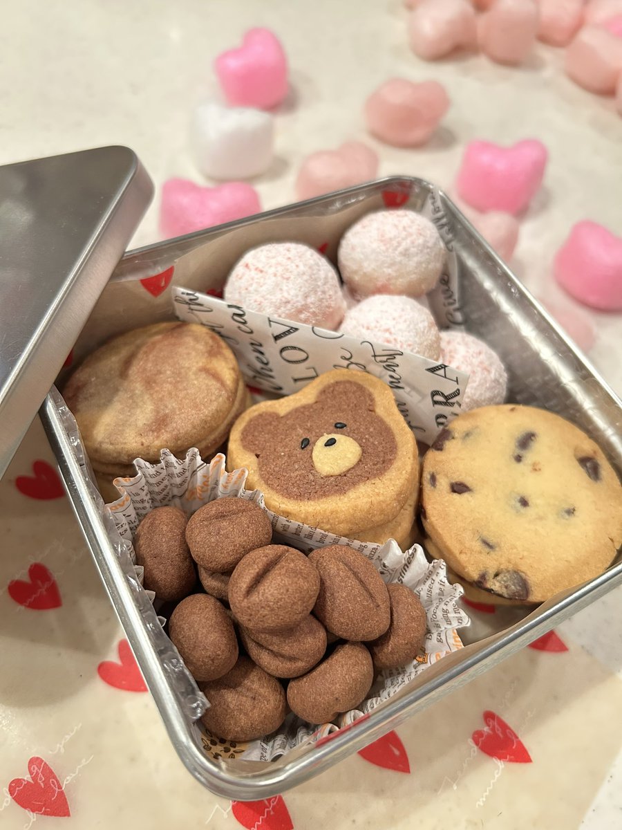 make_smile_s2's tweet photo. 長らく動かしてなかったですが
バレンタイン用に送るため
簡単にクッキー缶つくりました🍫🎁❣️
珈琲豆風クッキーもう少し小さくした方がリアルだったかも……？☕︎︎🫘
 #コッタ  #バレンタイン 
 #お菓子作り好きな人と繋がりたい https://t.co/HIAShkZL1M