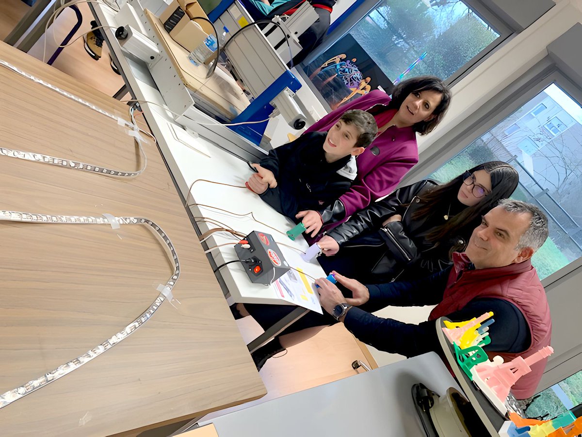 framboise314's tweet photo. Hier je participais avec le #FabLabUtopi   à l' @iutlecreusot  aux Journées Portes Ouvertes. Le #Fablab est hébergé à l'IUT de @villeducreusot en #GMP + stand en #TechdeCo  Un grand merci à toutes les équipes de l'IUT pour leur accueil ! https://t.co/BMybEiBZ7L