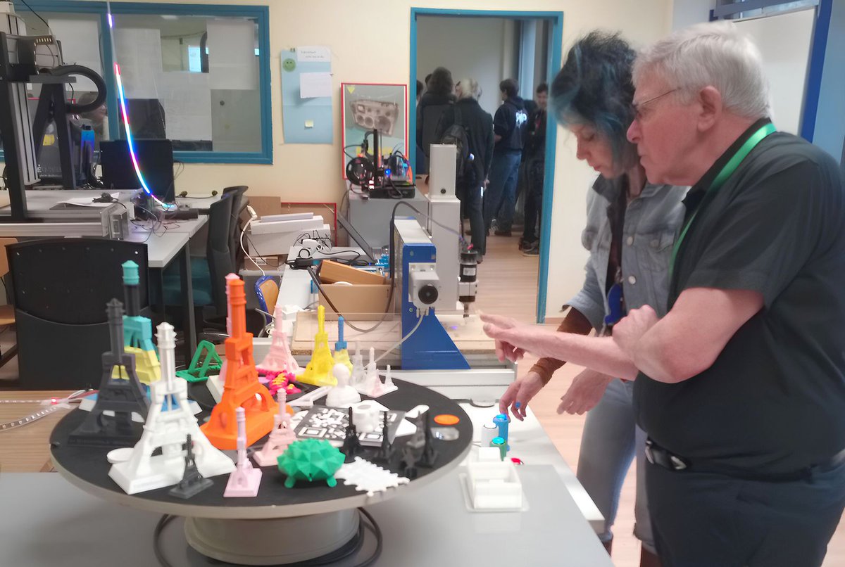 framboise314's tweet photo. Hier je participais avec le #FabLabUtopi   à l' @iutlecreusot  aux Journées Portes Ouvertes. Le #Fablab est hébergé à l'IUT de @villeducreusot en #GMP + stand en #TechdeCo  Un grand merci à toutes les équipes de l'IUT pour leur accueil ! https://t.co/BMybEiBZ7L