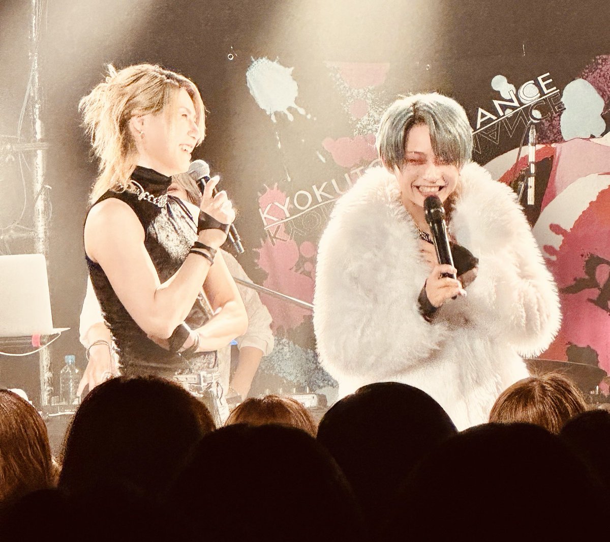 HangermanNgaNga's tweet photo. 昨日の横浜公演に引き続き
KYOKUTO ROMANCEワンマン埼玉公演もGuestで出演させてもらいました！

楽しんでくれた皆ありがとう！

今日も最高だった！

昨日よりも客席の皆との心の距離が近づいたのを感じて(よね？)
２箇所だけどツアーの醍醐味を味あわせてもらいました。

KYOKUTO ROMANCEの皆

お互いの前身バンドの時も含めて
仲良くしてくれて一緒に青春してくれて本当にありがとう。

どんな形になったとしても
これからもずっと友達で仲間だ。

皆に出逢えたことに感謝。

残りのツアーもKYOKUTO ROMANCE見せつけてきてね。

ツアーファイナル4/5恵比寿リキッドルーム最高のファイナルになるよう願ってる！

観に行くね！(我ッツも是非！)