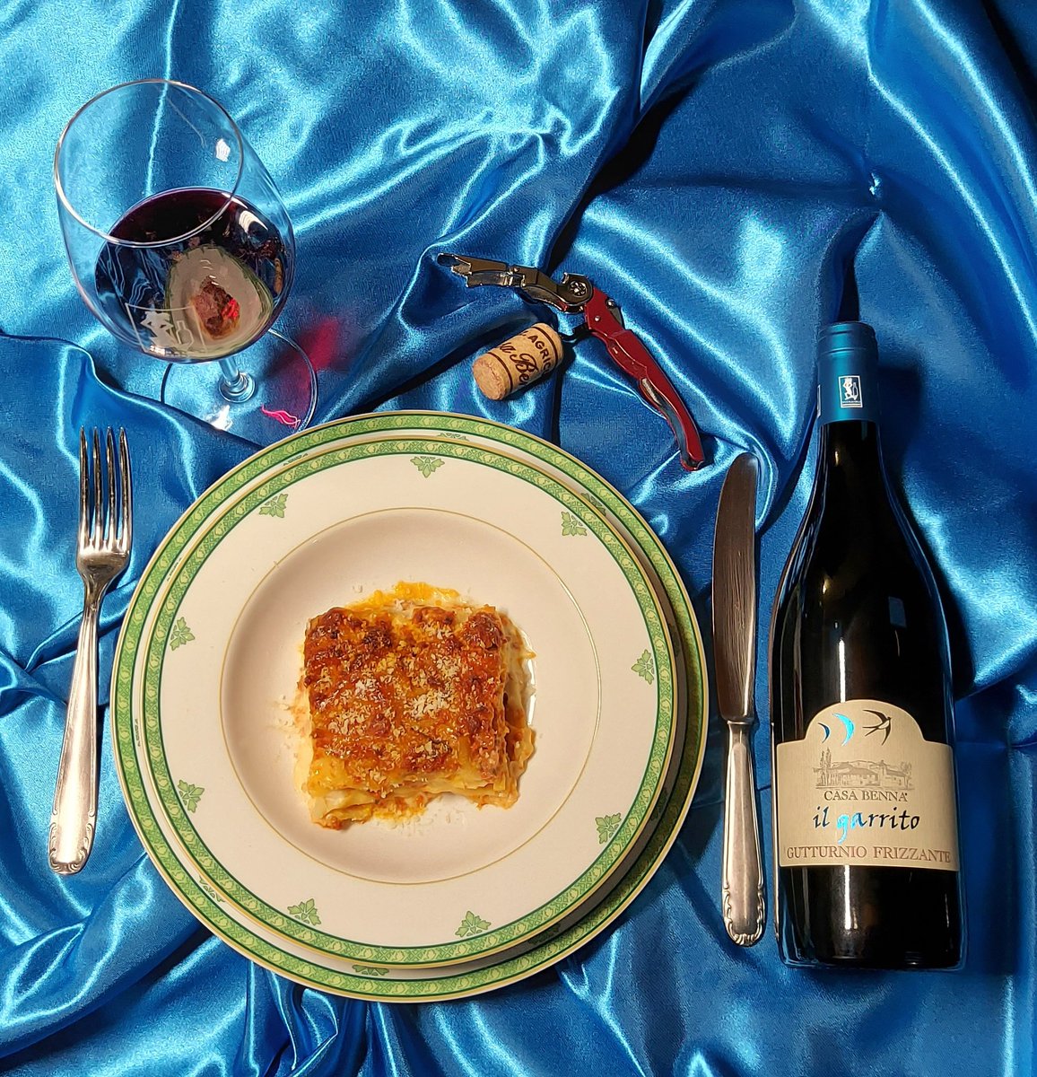 casabennavini's tweet photo. Il garrito  è il volto più giovane e brioso del #Gutturnio 💙.

Nasce dall'unione di Barbera e Bonarda 🍇🍇 ed è frutto della tradizione secolare Emiliana di vini rossi frizzanti.

Rubino intenso,  morbido,equilibrato e dalla fine spuma è perfetto con i primi tipici Emiliani  🍷! https://t.co/QOTpNkhRjr