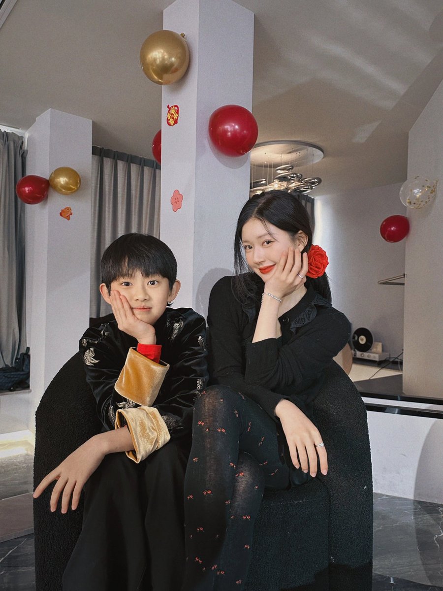 dbwiizz's tweet photo. วันหนึ่งเจ้เขาอายุ 30+ น้องป๋อก็คงขึ้นแท่นพระเอกแล้ว เลี้ยงมาตั้งแต่ตัวเท่าหน้าแข้ง เด้ะนี้โตจนสูงกว่าเจ้เขาแล้ว5555 https://t.co/wcQy3M6OZY