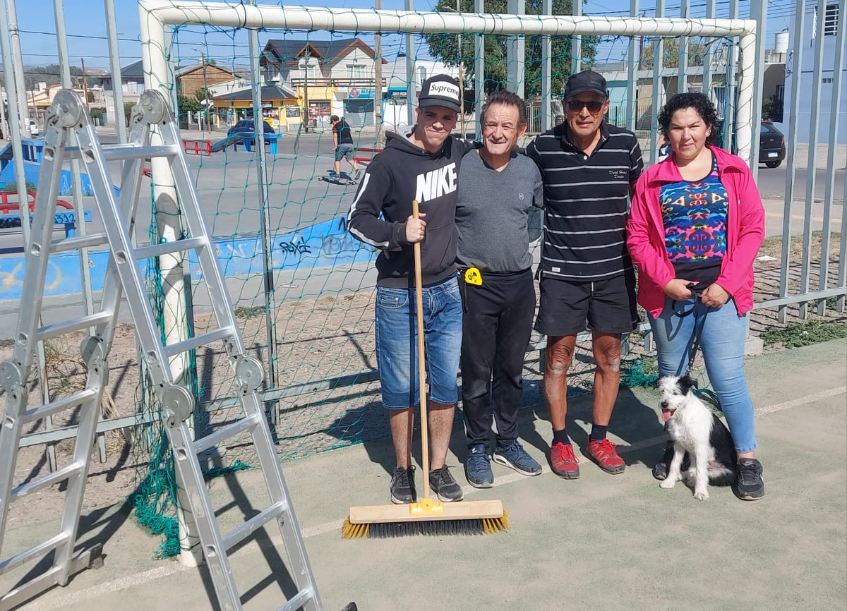 vicbonz's tweet photo. #JuanXXIII gracias a Gabriel Gianotta que nos donó las redes para que los vecinos junto a los chicos que juegan en la cancha, puedan colocarlas y poder tener la Plaza cada día más linda ♥️ https://t.co/Y5lnG1qoqK