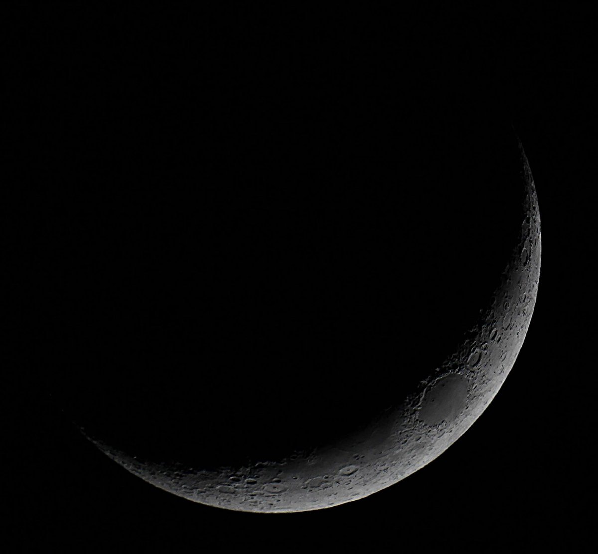 DavidBflower's tweet photo. It's still raining. Here's an image of the Waxing Crescent Moon I captured on this day in 2016. #StormHour #ThePhotoHour #MoonHour™️ https://t.co/RtlXkzAvQ2