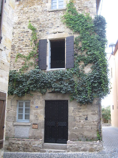 MonumentumFr's tweet photo. Maison du XIVe siècle à #Billom (#PuyDeDôme) La maison présente un portail du XVe siècle qui s'ouvre sur une partie d'immeuble complètement démolie. Le mur de la façade est percé, à gauche de ce portail, d'une ...
Suite 👉 https://t.co/N6esdelOyr
#Patrimoine #MonumentHistorique https://t.co/D700z4TMbO