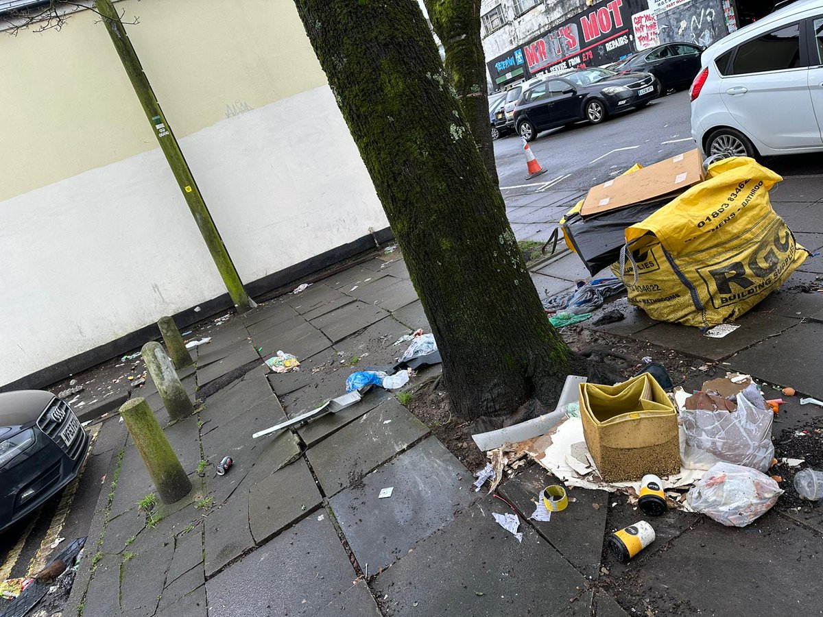 Money_bagger's tweet photo. After many emails to Cardiff Council they fail to clean up the rubbish thrown by businesses and residents at Corner of Russel Street/ Tavistock Street. Why do we pay council tax when our Streets are full of litter and the rats and mouse are rampant in the area. https://t.co/xEaj1Tl3SV