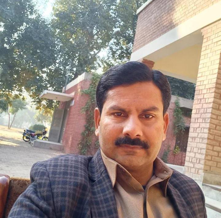 balochi5252's tweet photo. یہ ہیں سمندری این اے 98 کے آر او افیسر ممریز ارشد ۔ پیشے کے لحاظ سے ٹیچر ہے مگر انتہائی کرپٹ انسان ہے اس نے پہلے حافظ ممتاز کا رزلٹ تبدیل کر کے ن لیگ کے امیدوار کو جتوایا اور کل رات پی پی 105 کے فارم تبدیل کرنے بھی گیا تھا مگر عوام نے ذلیل کر کے باہر نکالا ۔ یہ پروفیسر ن لیگی امیدوار شہباز بابر گجر کا قریبی ہے اور دل سے پٹواری ہے