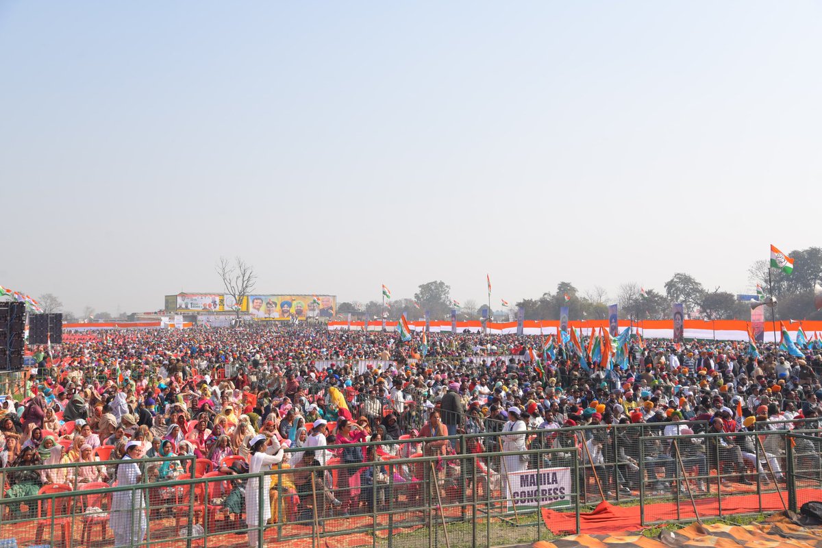 kharge's tweet photo. मैं पंजाब के किसानों को बधाई देता हूँ जिन्होंने 3 काले कृषि कानूनों के खिलाफ लड़ाई शुरू की।

एक तय तरीक़े से किसानों को ख़त्म करने की साज़िश रची जा रही है। देश की खेती को चंद कारपोरेट्स के हवाले करने का प्लान तैयार था। लेकिन आप लोगों के आंदोलन ने किसानी को बचा लिया। 

आज़ादी के बाद पहली बार, हर किसान पर ₹25,000 प्रति हेक्टेयर टैक्स लगाया।

‘PM फसल बीमा योजना’ को Private Insurance Company की मुनाफा योजना' बनाया। 2016 से 2022 के बीच बीमा कंपनियों ने ₹40,000 करोड़ कमाए। 

अंग्रेजों के जमाने में RSS-BJP के लोगों ने उनकी मदद की। गाँधी जी के भारत छोड़ो आंदोलन में भी अंग्रेजों की मदद की। वो रोज़ उठकर कांग्रेस और राहुल गांधी को गालियाँ देते हैं। जो व्यक्ति पदयात्रा निकालता है उसको भला बूरा कहते हैं। क्यों ? उन्होंने सरकार में कोई पद तो नहीं लिया !

संत रविदासजी ने कहा था कि — 

“ऐसा चाहू राज मैं, जहां मिले सभी को अन्न,
छोट-बड़े सब समान बसे, रविदास रहे प्रसन्न।”

हम ऐसा राज चाहते हैं, जहां संविधान का शासन हो, लोकतंत्र हो।

मोदी जी सिर्फ़ अमीरों के लिए काम करते हैं। मालदारों के लिए काम करते हैं। इसलिए ग़रीब और ग़रीब,अमीर और अमीर बन रहा है। 30 लाख सरकारी पद ख़ाली पड़े हैं। इसमें से 15 लाख पद दलित, आदिवासी, अन्य पिछड़े वर्ग के लोगों को मिल जाते इसलिए वो ये भर्ती नहीं कर रहे। 

इसीलिए ऐसी सरकार को उखाड़कर फेंक देना चाहिए।और डॉ मनमोहन सिंह जी जैसी सरकार वापस आनी चाहिए। 

📍समराला, लुधियाना, पंजाब