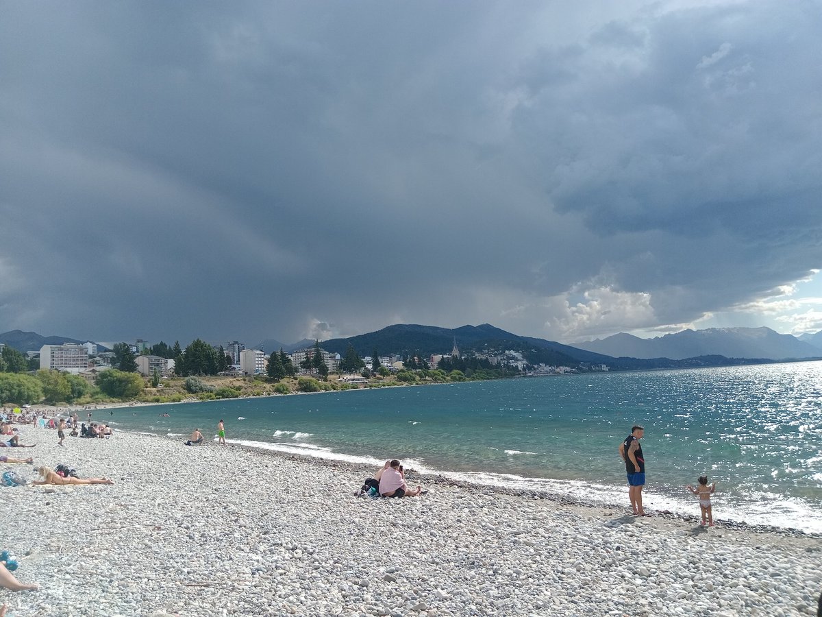 #tormenta Así teníamos el cielo en Bariloche ayer por la tarde, mucho amague para muy pocas gotas que cayeron.  Lluvia urgente!
#brazotristeza