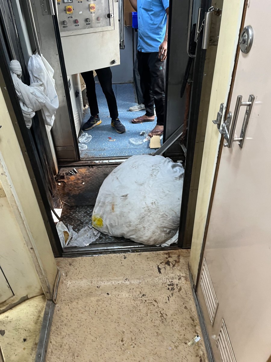 MahipalasdMahi's tweet photo. I am right now traveling in Train number 20482 Humsafer express which have just crossed One of the big station " Bhopal"

Pls have look of my compartment B8

@IRCTCofficial 
@AshwiniVaishnaw 
@PMOIndia 
@IYC 
@INCIndia 
@nsitharaman 
@nsitharamanoffc https://t.co/inNisl6Hbh