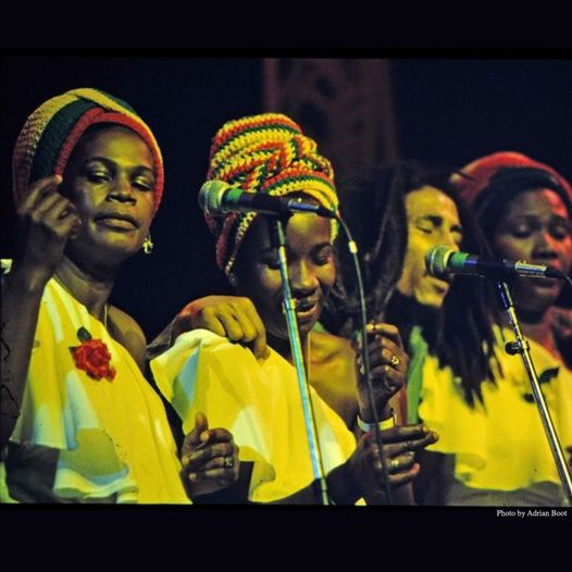 RitaMarley (fb)  - 1日
It was always beautiful when Bob came over mid concert to connect with me and my sisters.📷
#ITHREE #ritamarley #marciagriffiths #judymowatt #bobmarley
 Rainbow Theatre London, June 1977.
 Photo by Adrian Boot
 Fifty-Six Hope Road Music Ltd.