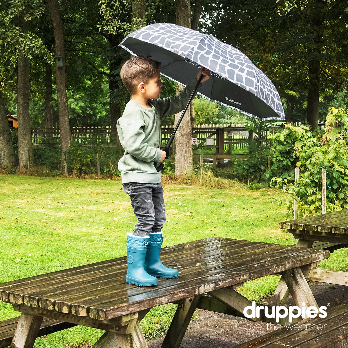 In de regen is de croco plu mijn grote vriend.🌧️🤩 Happy sunday 🥰

#druppies #croco #paraplu #regenlaarzen #natuurrubber #vegan #veganproducts #rainboots #umbrella #kidsfashion #raingear #kidsfootwear #krokodile #crocodile #petrolblue #petrol #kidsstyle #happykids #behappy