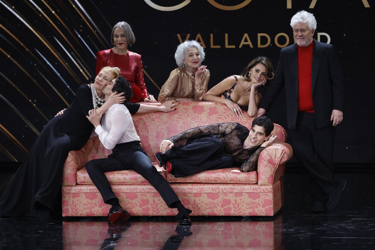 Pedro Almodóvar, Penélope Cruz, Marisa Paredes, Cecilia Roth y Antonina San Juan en el homenaje a Todo Sobre Mi Madre de la gala de los #Goya2024