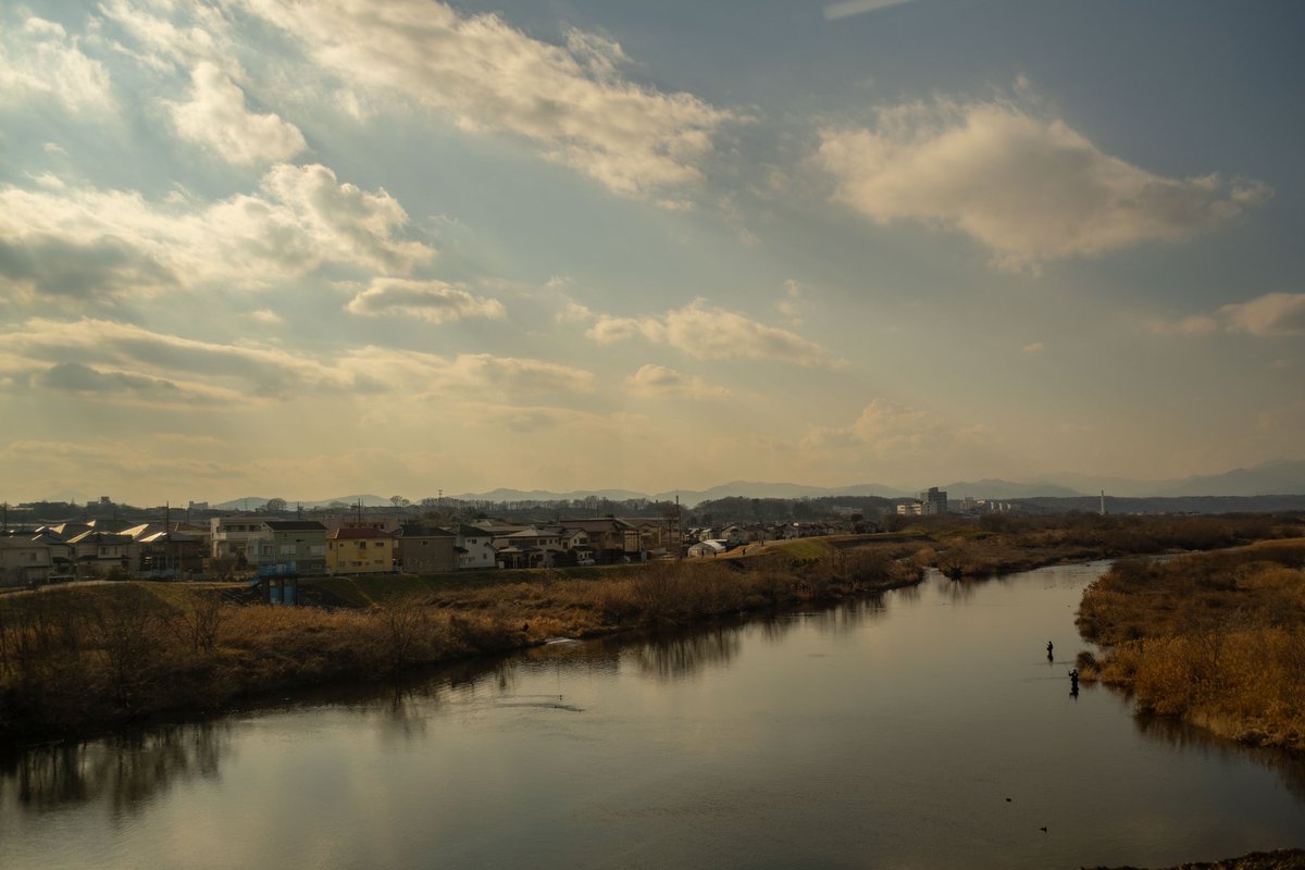 pieces_of_wisd1's tweet photo. 土曜日は35mmf2.8を連れ出したものの、連休の都内は写真を撮るには人が多すぎた。
車窓からの一枚、現像したらハドソンリバー派の絵っぽい。
#omzuiko #α73 https://t.co/hpNs3ad5nk