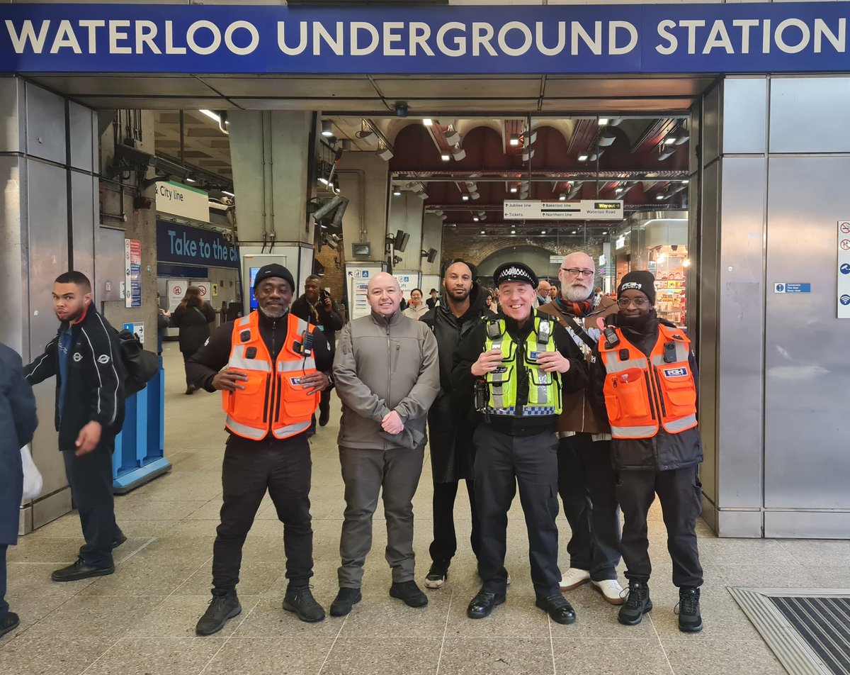 Working with our partners is the best way to get results. This week, we were patrolling with @WeAreWaterlooUK, @ThamesReach and @lambeth_council, talking to and helping the homeless community near #Waterloo and getting them help.