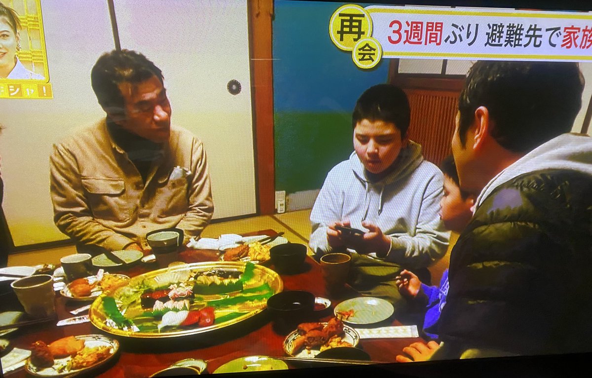 crew895198021's tweet photo. #smileup_project の皆様
#木村拓哉 サマ
先程バンキシャにて
集団避難している中学生の男子
3週間ぶりに家族に会うことができた。
ナレーション・最近嬉しいことがあったという。
父・何?
男子・キムタクに会った。写真撮った✌️
良かった
あなた方は皆の希望
私の誇り
決して揺るぐことは無い https://t.co/0lf4ZHgCD9