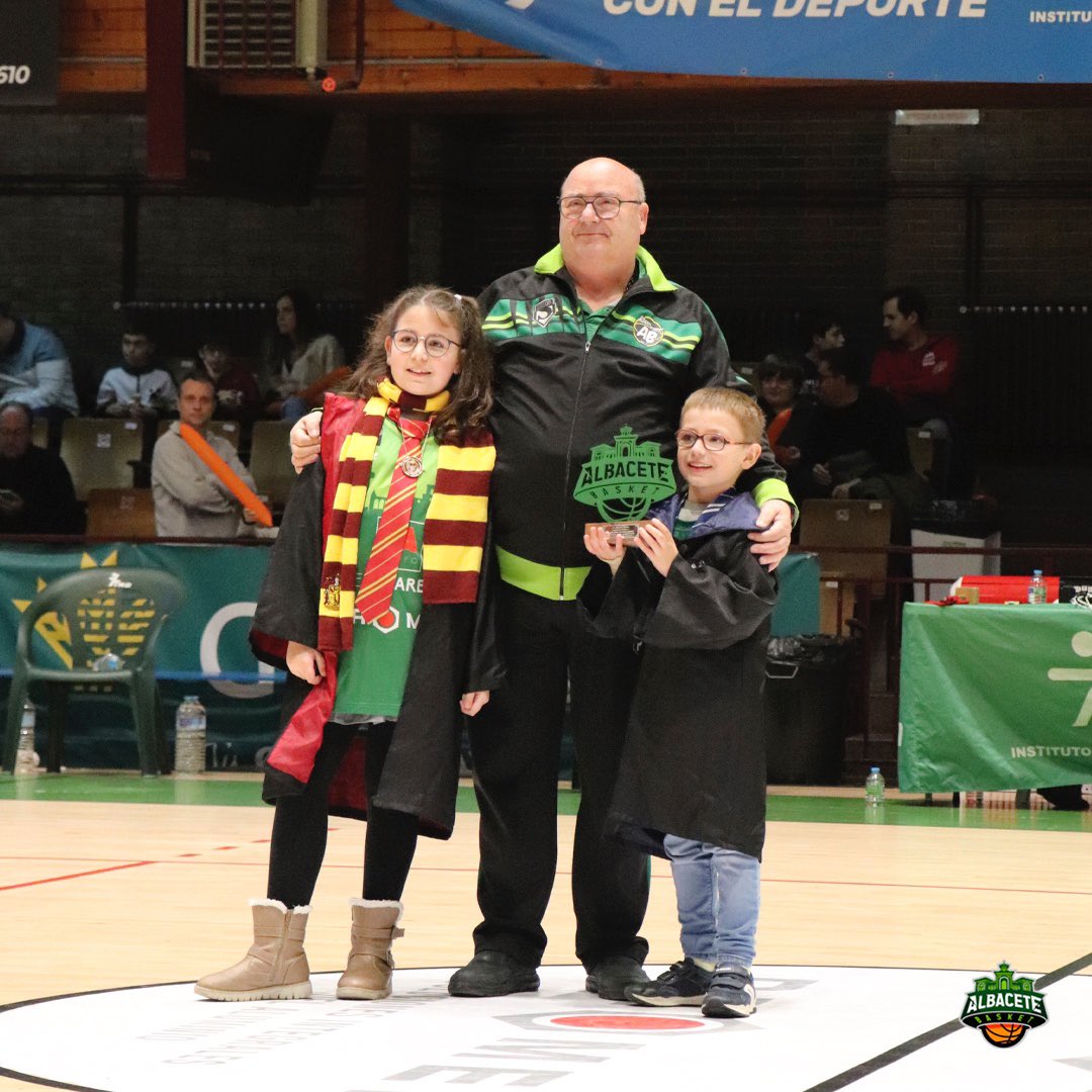 AlbaceteBasket's tweet photo. 🎖️ Mopa en el pabellón, amante del baloncesto de su ciudad, voluntario del club para lo que haga falta y siempre con una sonrisa eterna… Polo recibió ayer el cariño de todo el pabellón del parque.

Agradecimiento a Albasistemas y Cerramientos por la fabricación del trofeo. https://t.co/xpZB7caYYU