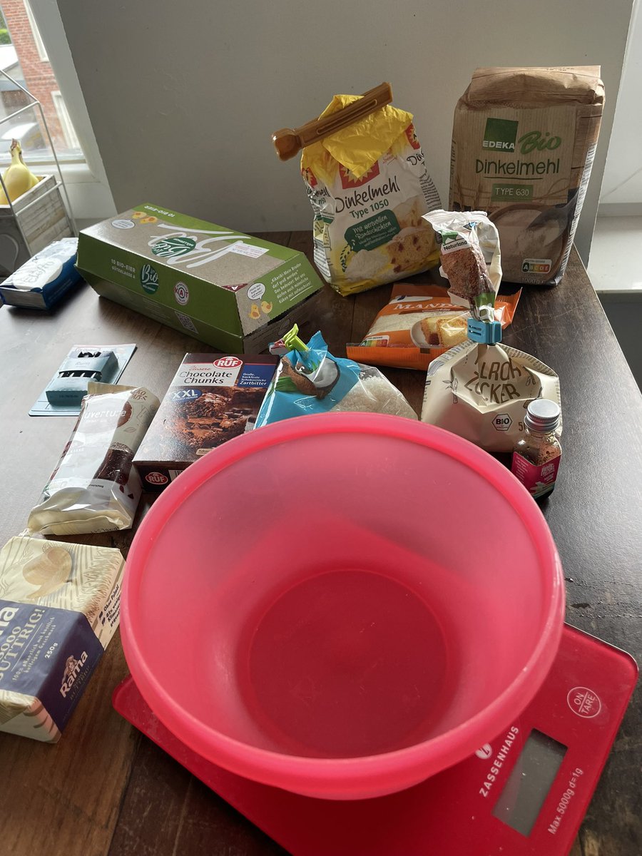 LorConan's tweet photo. Nach 14h Schlaf kann man auch mal aufstehen und ein paar Kekse backen.

#LorBackt #VBaker https://t.co/fIoUVam4Ls
