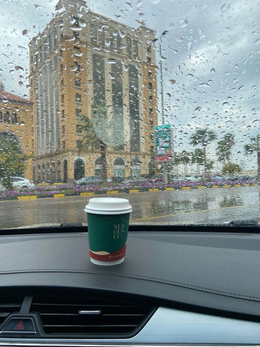 كن وسطاً بين الاقتراب والابتعاد..
لابعيداً تُنسى ولا قريباً يُكتفى منگ .. 
لاثقيلاً يُستغنى عنگ ولا خفيفاً يُستهان بگ
ابقَ متزناً معتدلاً.. ولا تكن مهتماً حد الاختناق فالقفص مهما كان جميلاً لا يلغي حنين الطير للحرية 👌🏼