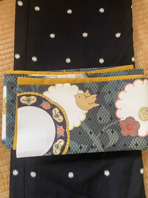 オリジナルデザインの半幅帯の受注予約を受け付けています着物で合わせやすいグリーンベースに万能差し色のマスタードイエローの裏地お皿の部分での帯留遊びがおすすめです 