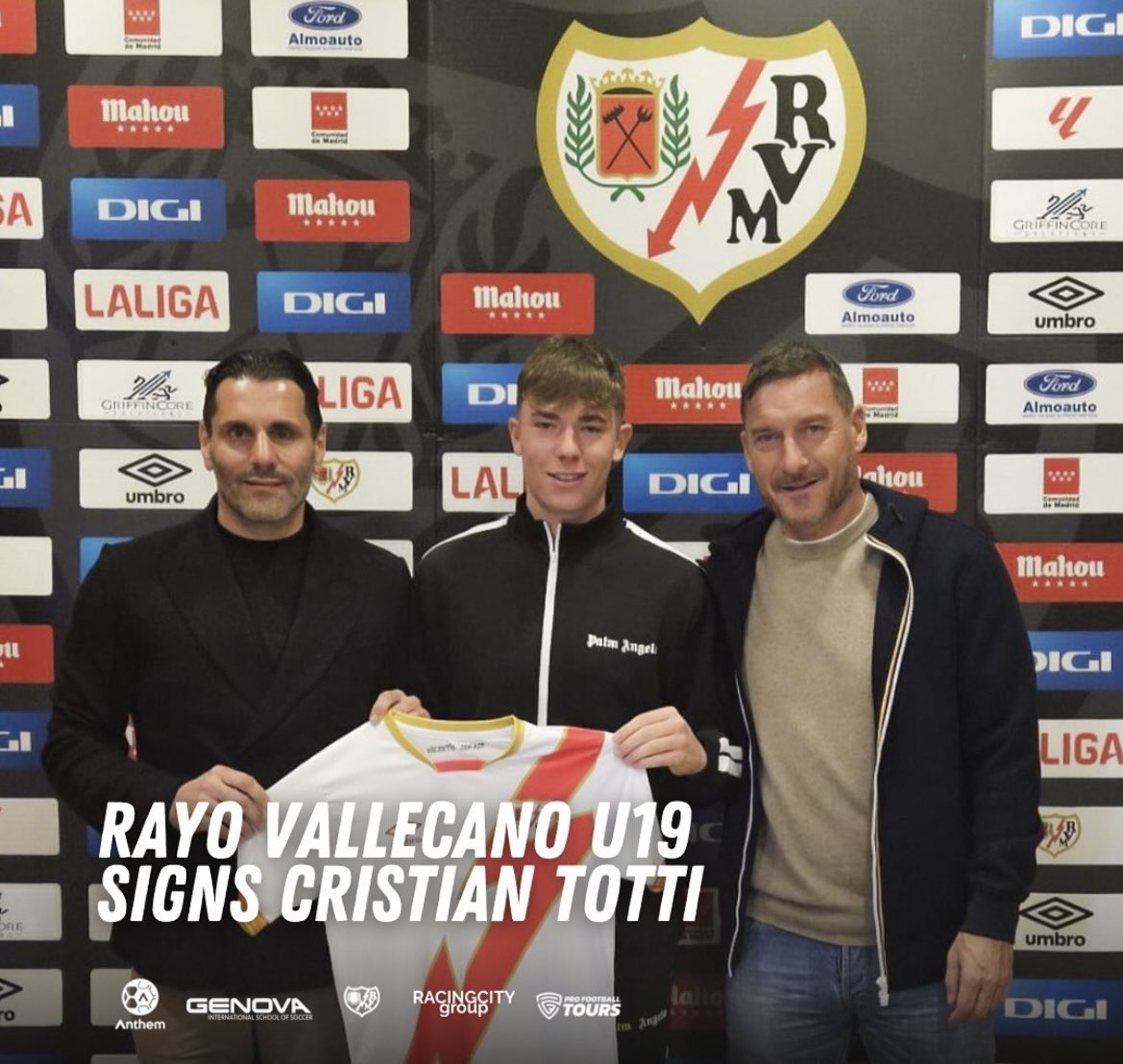 ⚪️🔴 L’agent australo-italien Morris Pagniello, d’Anthem Sports Management, et l’agent italien Francesco Totti, de CT 10 Management, aux côtés de Cristian Totti (le fils) lors de sa signature au Rayo Vallecano. ✔️🇦🇺🇮🇹

📸 <a href="/MorrisPagniell2/">Morris Pagniello</a>