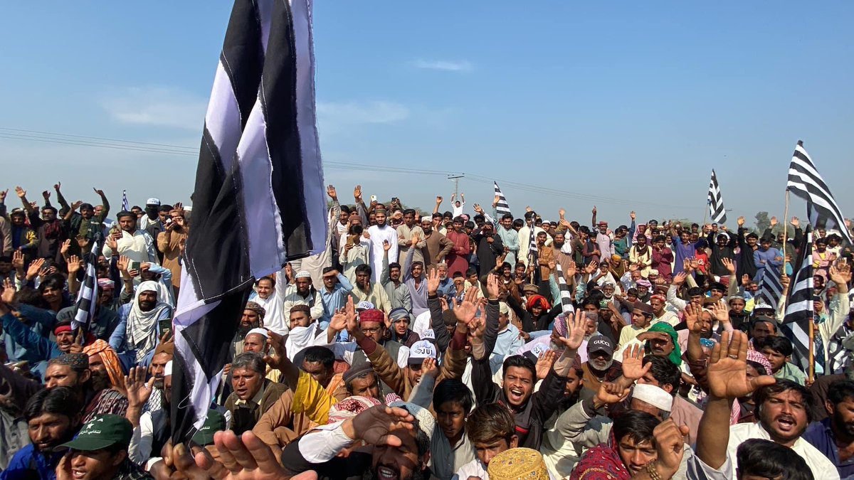 SibgahtullahJ's tweet photo. علامہ راشد خالد محمود سومرو کا لاڑکانہ ، نصیر آباد اور دادو میں احتجاجی دھرنوں سے خطاب۔
ہمارے حق پر ڈاکا ڈالا گیا ، جبری طور بننے والی سندھ حکومت سے اعلان بغاوت کرتے ہیں: راشد محمود سومرو

#صبغت_اللہ_جان
#سڑکوں_پر_آؤ_سندھ_بچاؤ
#جےیوآئی_مینڈیٹ_پرڈاکہ_نامنظور https://t.co/g59FvClh8o