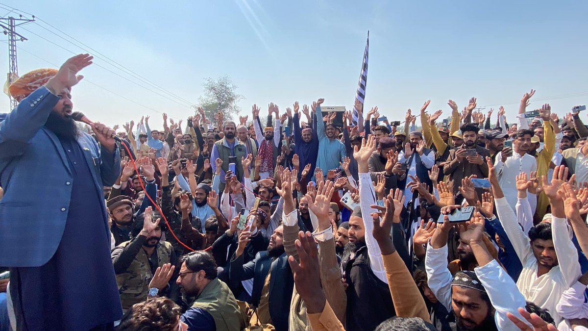 SibgahtullahJ's tweet photo. علامہ راشد خالد محمود سومرو کا لاڑکانہ ، نصیر آباد اور دادو میں احتجاجی دھرنوں سے خطاب۔
ہمارے حق پر ڈاکا ڈالا گیا ، جبری طور بننے والی سندھ حکومت سے اعلان بغاوت کرتے ہیں: راشد محمود سومرو

#صبغت_اللہ_جان
#سڑکوں_پر_آؤ_سندھ_بچاؤ
#جےیوآئی_مینڈیٹ_پرڈاکہ_نامنظور https://t.co/g59FvClh8o