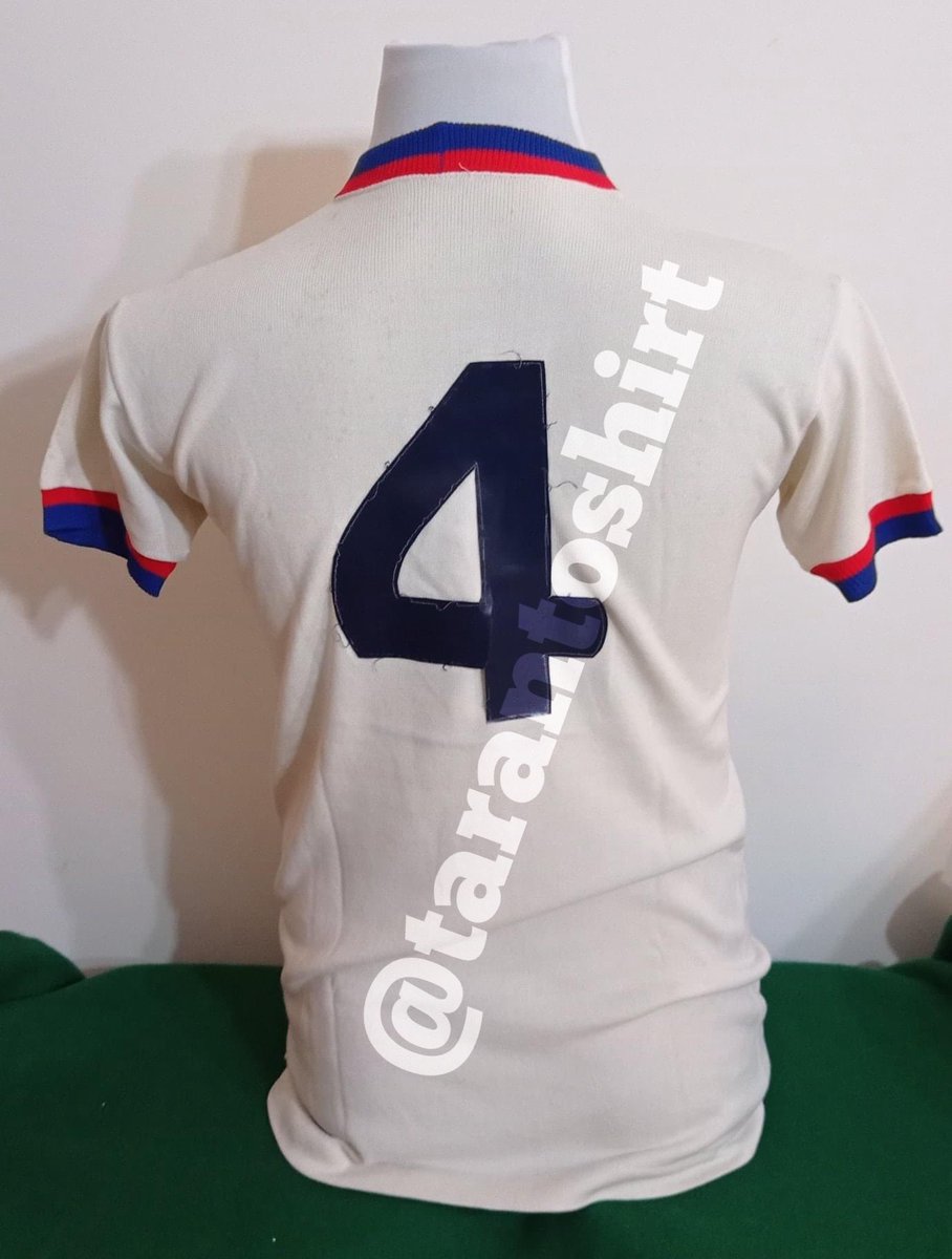tarantoshirt's tweet photo. Maglia del Taranto da trasferta indossata nella stagione 1977/1978 presumibilmente da Franco Panizza.
Splendida maglia prodotta dal "Maglificio Lama" completamente bianca con bordo maniche e colletto rosso azzurro in classico stile anni 70. https://t.co/WZXoWC4JK2 https://t.co/CMjhb9pQqB